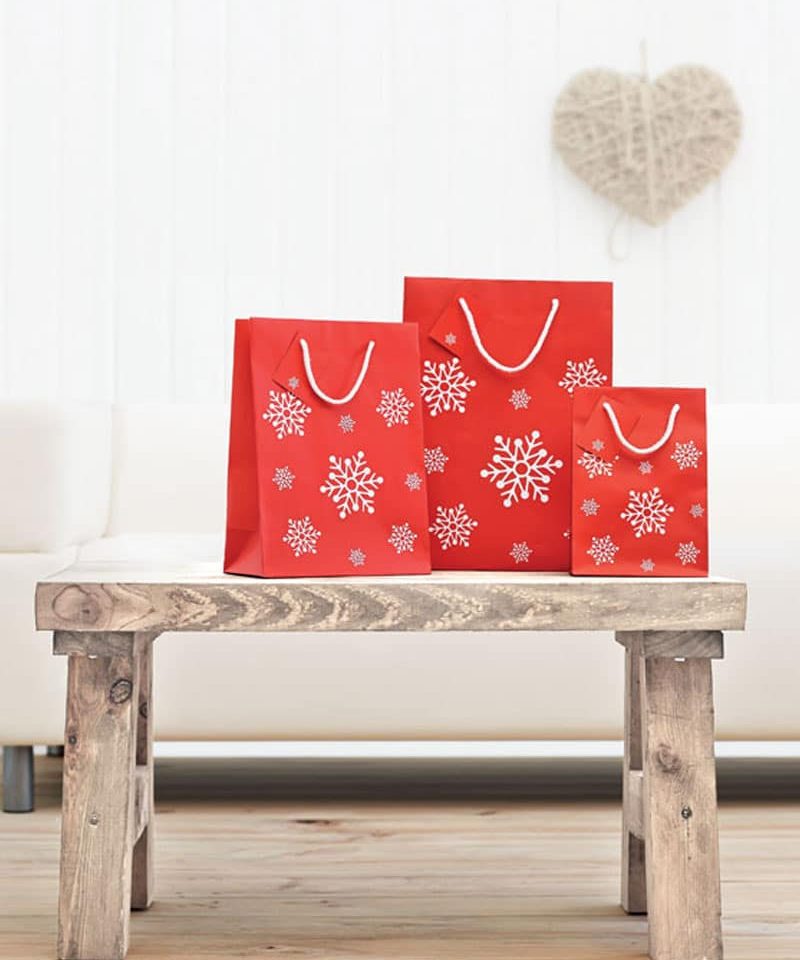 Busta-regalo-natalizia-con-stampa-fiocchi-di-neve-cx1414-ambiente