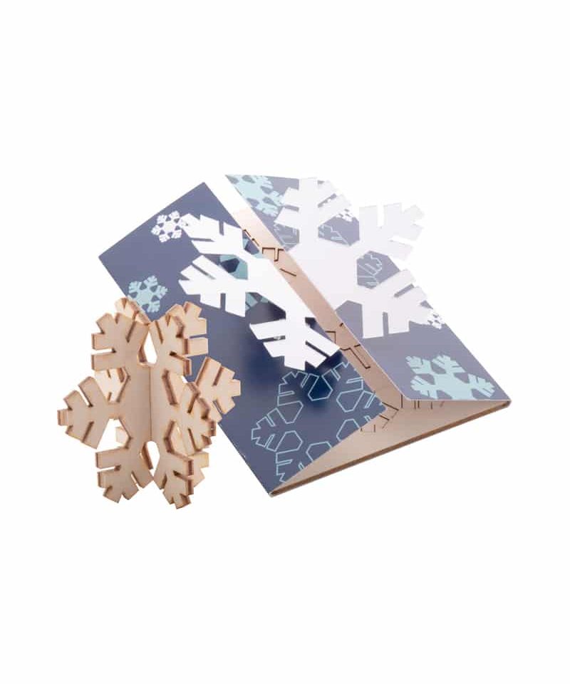Biglietto-Natalizio-stampa-allover-con-puzzle-in-legno-ap718658-fiocco